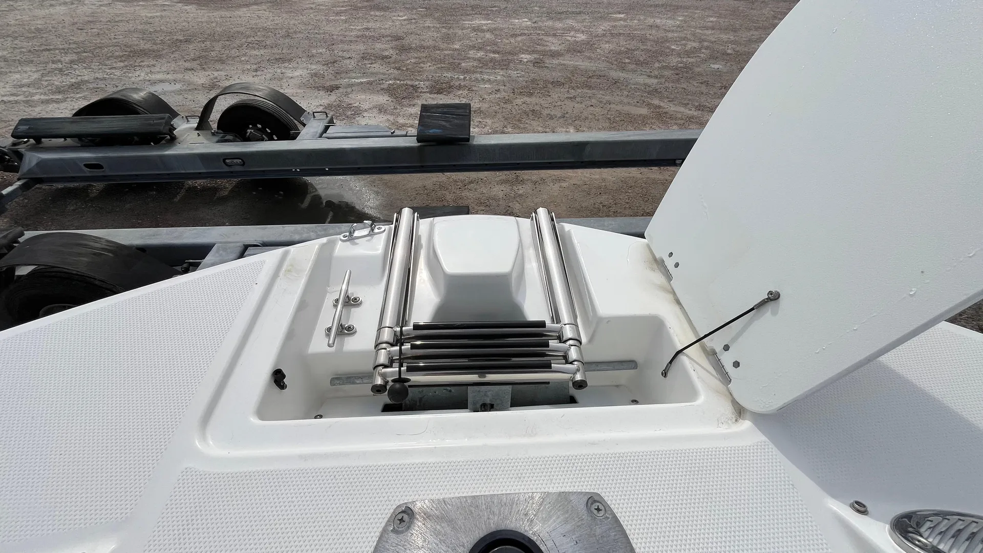 2023 Hurricane SunDeck 235 OB Photo