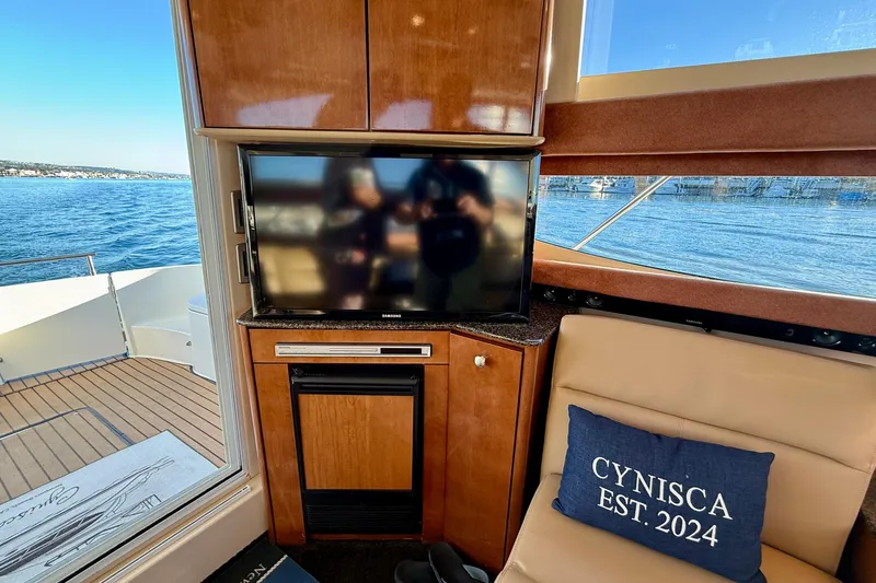Cynisca Yacht Photos Pics Interior of 2006 Meridian 391 Sedan yacht with TV, cushion, and ocean view.