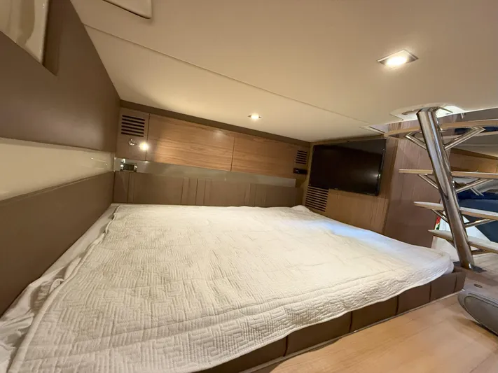Ufo Yacht Photos Pics 2018 Chris-Craft Launch 38 cabin interior with cozy bed and modern design.
