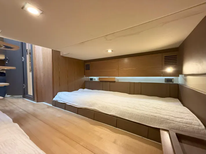 Ufo Yacht Photos Pics 2018 Chris-Craft Launch 38 cabin interior with wooden finishes and cozy bedding.