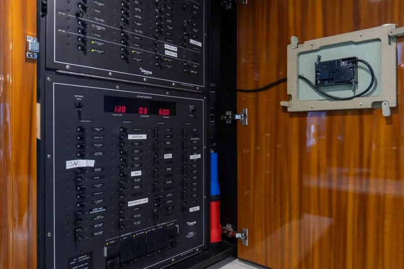 Partnership Yacht Photos Pics 2001 65 Viking Convertible Enclosed Bridge Partnership Breaker Box