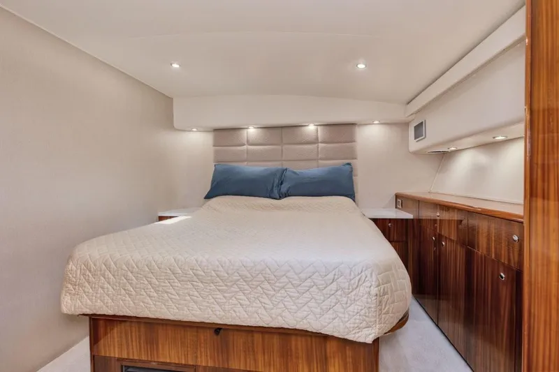 Partnership Yacht Photos Pics 2001 65 Viking Convertible Enclosed Bridge Partnership Master Stateroom