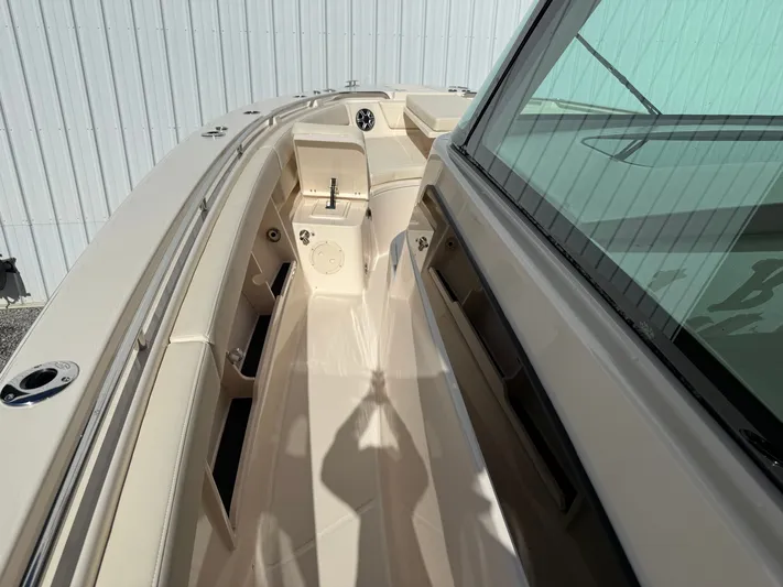  Yacht Photos Pics Interior view of Grady-White Canyon 386 boat, year 2026.