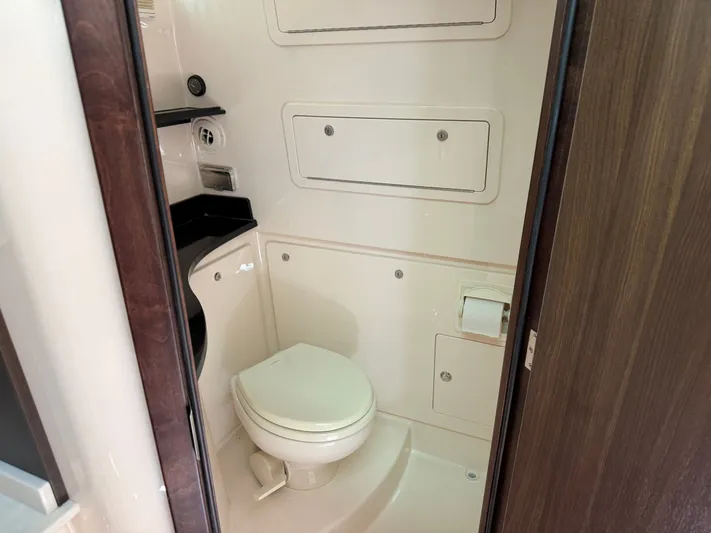  Yacht Photos Pics Interior of Grady-White Canyon 386 yacht, bathroom view, year 2026.