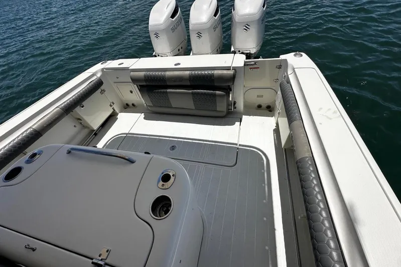  Yacht Photos Pics 2006 Hydra-Sports Vector 3300 VX boat deck with triple Suzuki outboard engines.