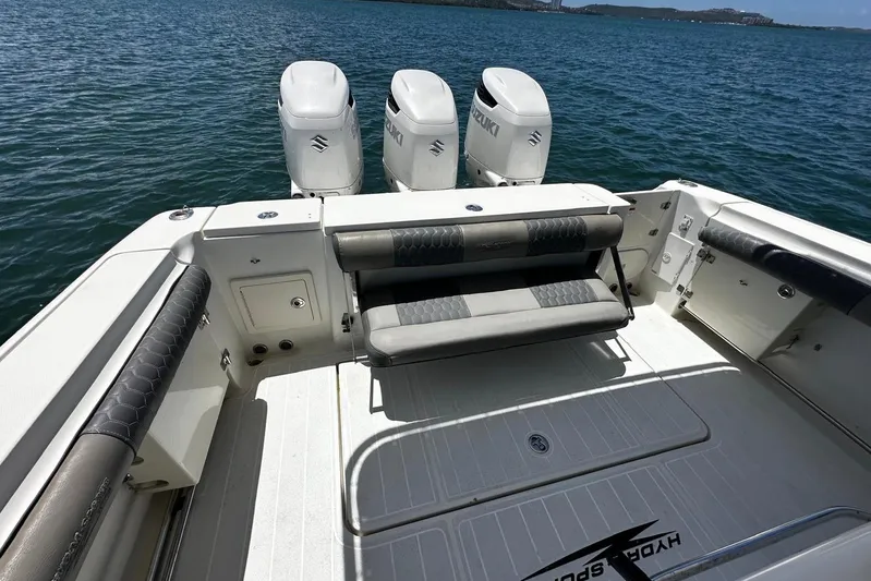  Yacht Photos Pics 2006 Hydra-Sports Vector 3300 VX boat deck with triple Suzuki outboard engines.