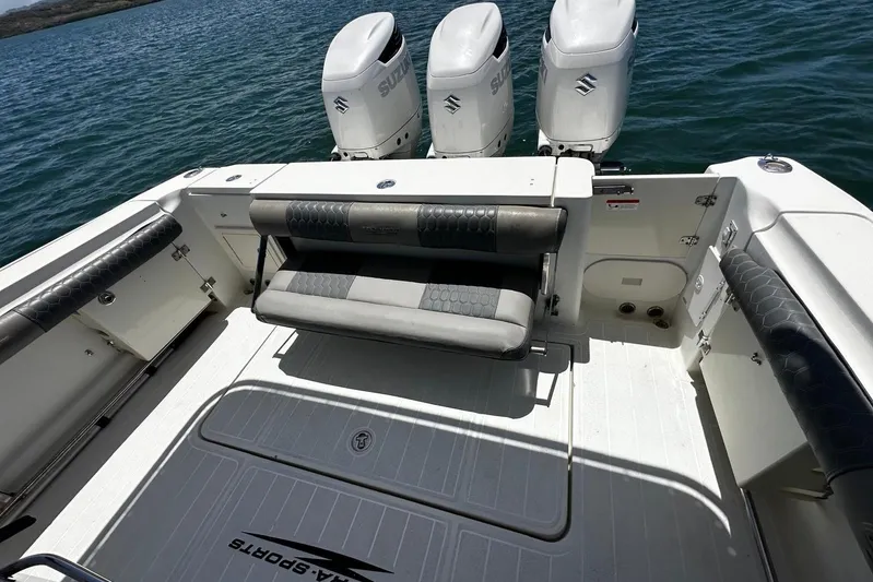  Yacht Photos Pics 2006 Hydra-Sports Vector 3300 VX boat deck with triple Suzuki outboard engines.