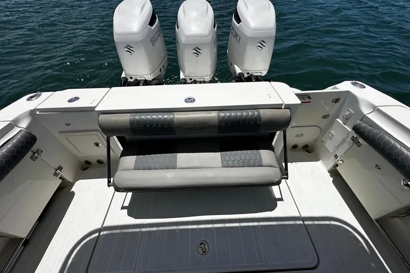  Yacht Photos Pics 2006 Hydra-Sports Vector 3300 VX boat with triple Suzuki outboard engines.