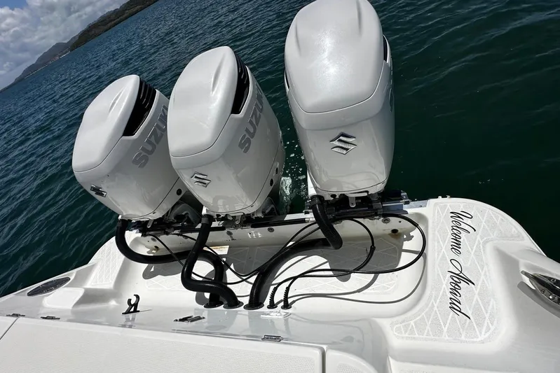  Yacht Photos Pics 2006 Hydra-Sports Vector 3300 VX with triple Suzuki outboard motors on the water.