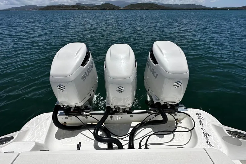  Yacht Photos Pics 2006 Hydra-Sports Vector 3300 VX with triple Suzuki outboard motors on open water.