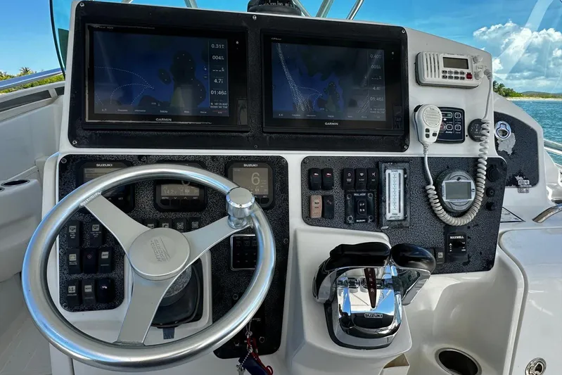  Yacht Photos Pics 2006 Hydra-Sports Vector 3300 VX helm with Garmin displays and Suzuki controls.