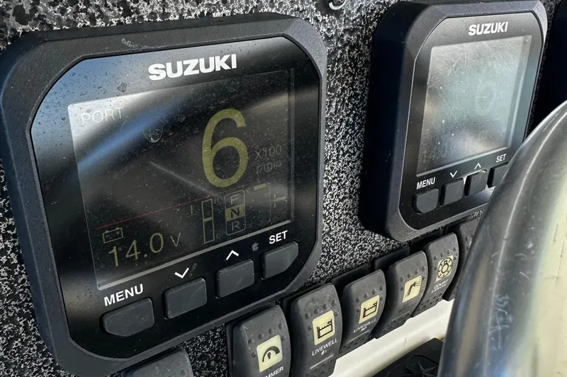  Yacht Photos Pics Suzuki digital displays on 2006 Hydra-Sports Vector 3300 VX boat dashboard.