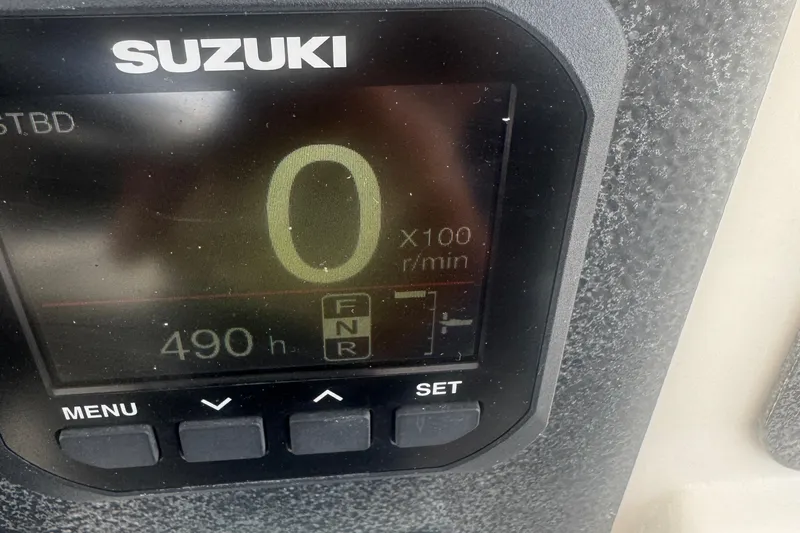  Yacht Photos Pics Suzuki engine display showing 490 hours on a 2006 Hydra-Sports Vector 3300 VX.