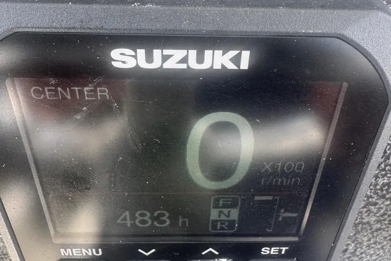  Yacht Photos Pics Suzuki engine display on 2006 Hydra-Sports Vector 3300 VX, showing 483 hours.