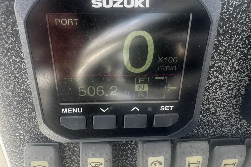  Yacht Photos Pics Suzuki engine display showing 506.2 hours on a 2006 Hydra-Sports Vector 3300 VX.