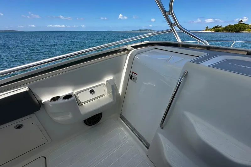  Yacht Photos Pics 2006 Hydra-Sports Vector 3300 VX boat interior with ocean view.