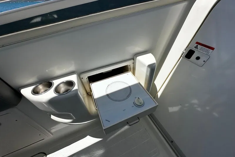  Yacht Photos Pics 2006 Hydra-Sports Vector 3300 VX boat interior with built-in stove and cup holders.