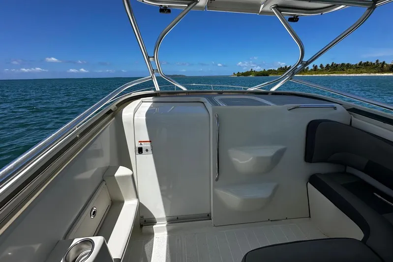  Yacht Photos Pics 2006 Hydra-Sports Vector 3300 VX boat interior with ocean view and clear blue sky.