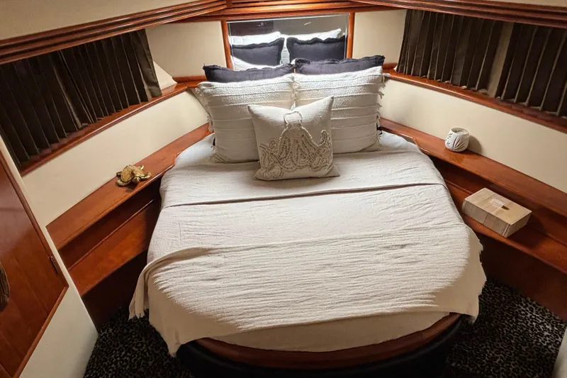 Mr & Mrs Smith Yacht Photos Pics Cozy bedroom in 2003 Carver 450 Voyager Pilothouse yacht with elegant bedding.