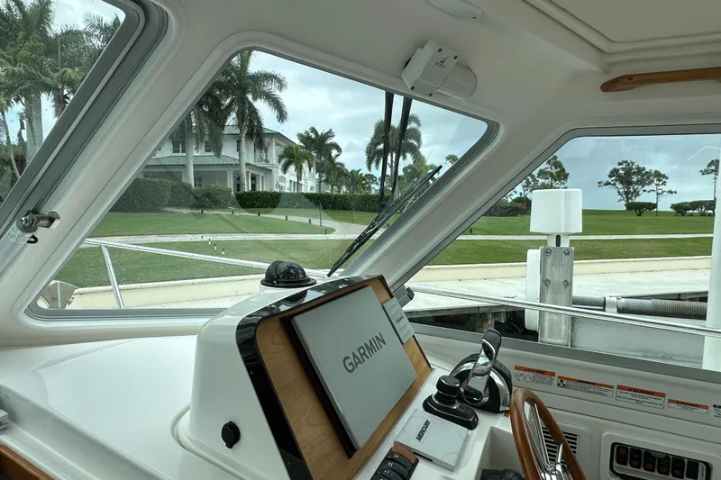 She's A Lady Yacht Photos Pics Back Cove 34 SHE'S A LADY - Helm