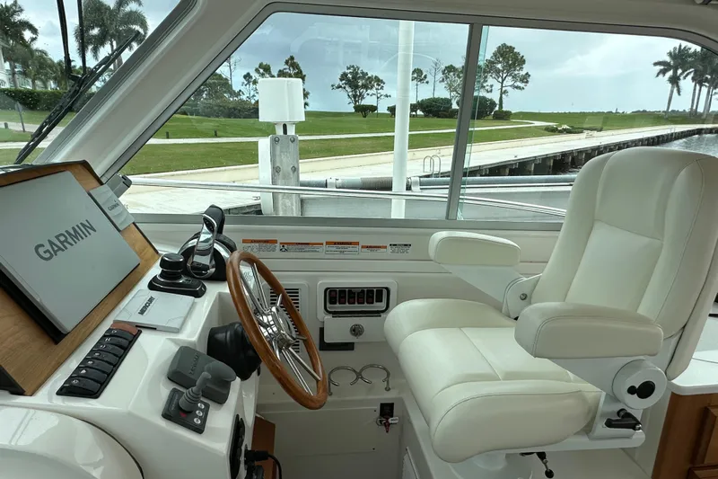 She's A Lady Yacht Photos Pics Back Cove 34 SHE'S A LADY - Helm