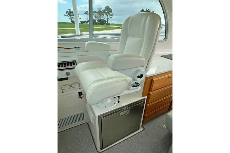 She's A Lady Yacht Photos Pics Back Cove 34 SHE'S A LADY - Helm