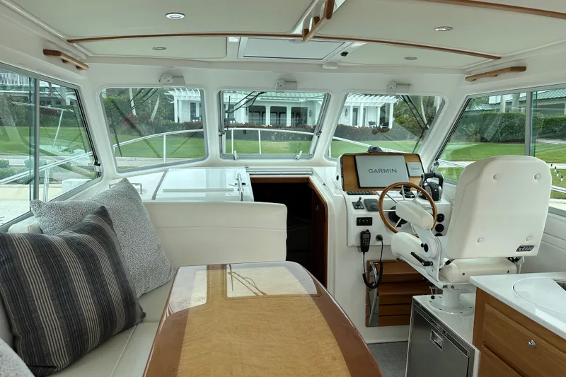 She's A Lady Yacht Photos Pics Back Cove 34 SHE'S A LADY - Helm