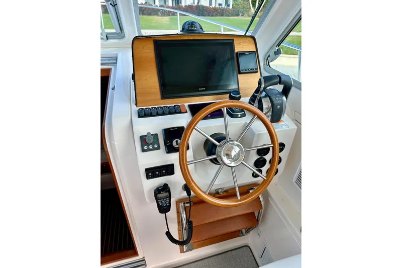 She's A Lady Yacht Photos Pics Back Cove 34 SHE'S A LADY - Helm