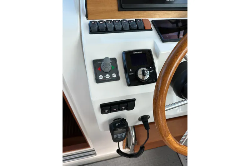 She's A Lady Yacht Photos Pics Back Cove 34 SHE'S A LADY - Helm