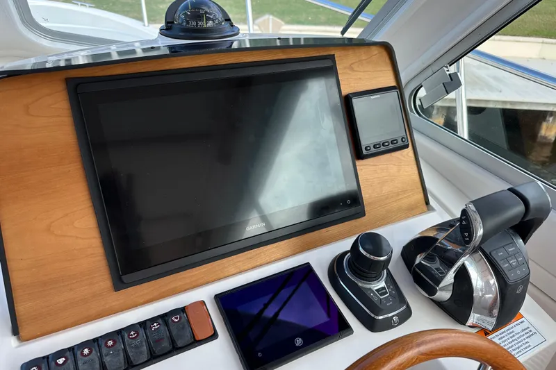 She's A Lady Yacht Photos Pics Back Cove 34 SHE'S A LADY - Helm