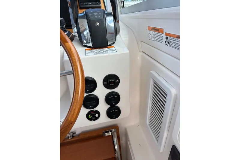 She's A Lady Yacht Photos Pics Back Cove 34 SHE'S A LADY - Helm