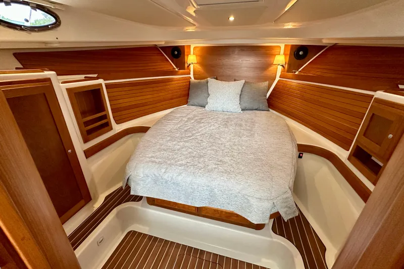 She's A Lady Yacht Photos Pics Back Cove 34 SHE'S A LADY - Interior