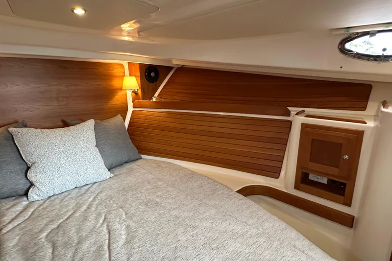 She's A Lady Yacht Photos Pics Back Cove 34 SHE'S A LADY - Interior