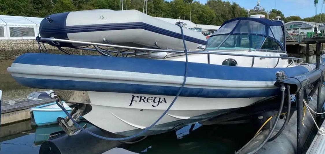 2005 Artic 37 cabin rib