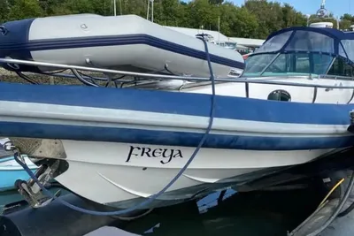2005 Artic 37 cabin rib