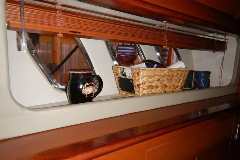  Yacht Photos Pics Interior of 2008 Sea Ray 40 Sundancer with decorative items on shelf.