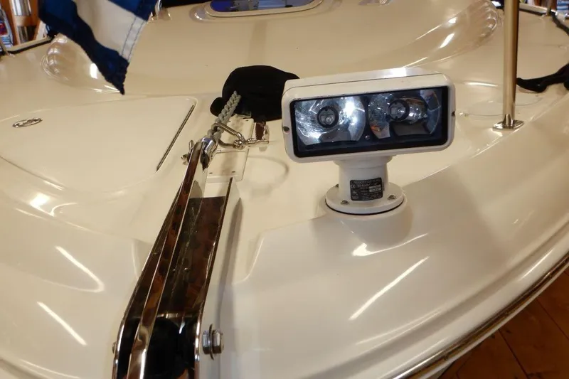  Yacht Photos Pics 2008 Sea Ray 40 Sundancer deck with spotlight and anchor chain.