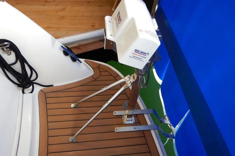  Yacht Photos Pics 2008 Sea Ray 40 Sundancer swim platform with Sea Wise davit system.