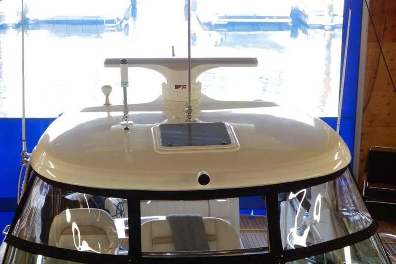  Yacht Photos Pics 2008 Sea Ray 40 Sundancer yacht interior with sunroof and seating.