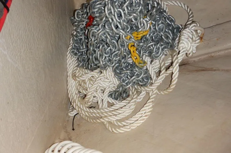  Yacht Photos Pics Tangled ropes and chains on a 2008 Sea Ray 40 Sundancer boat.