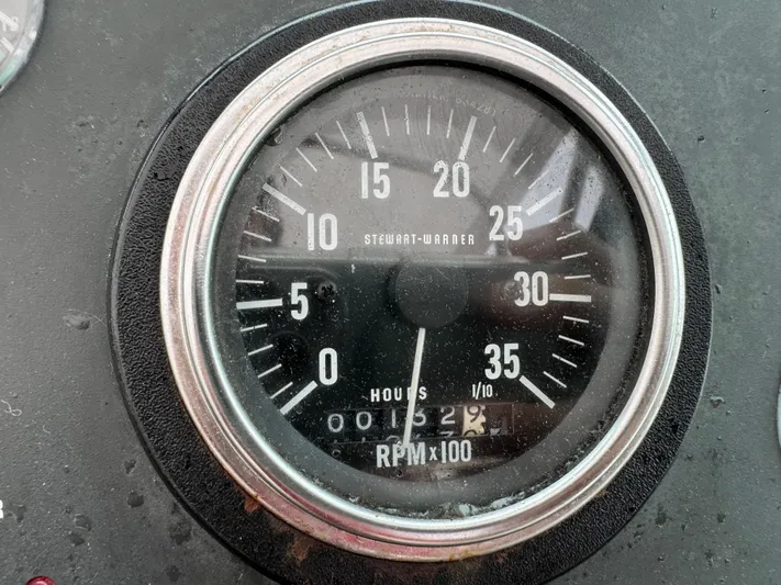 Vixen Yacht Photos Pics Close-up of 2002 Tiara Yachts 3500 Express tachometer showing 621 hours.