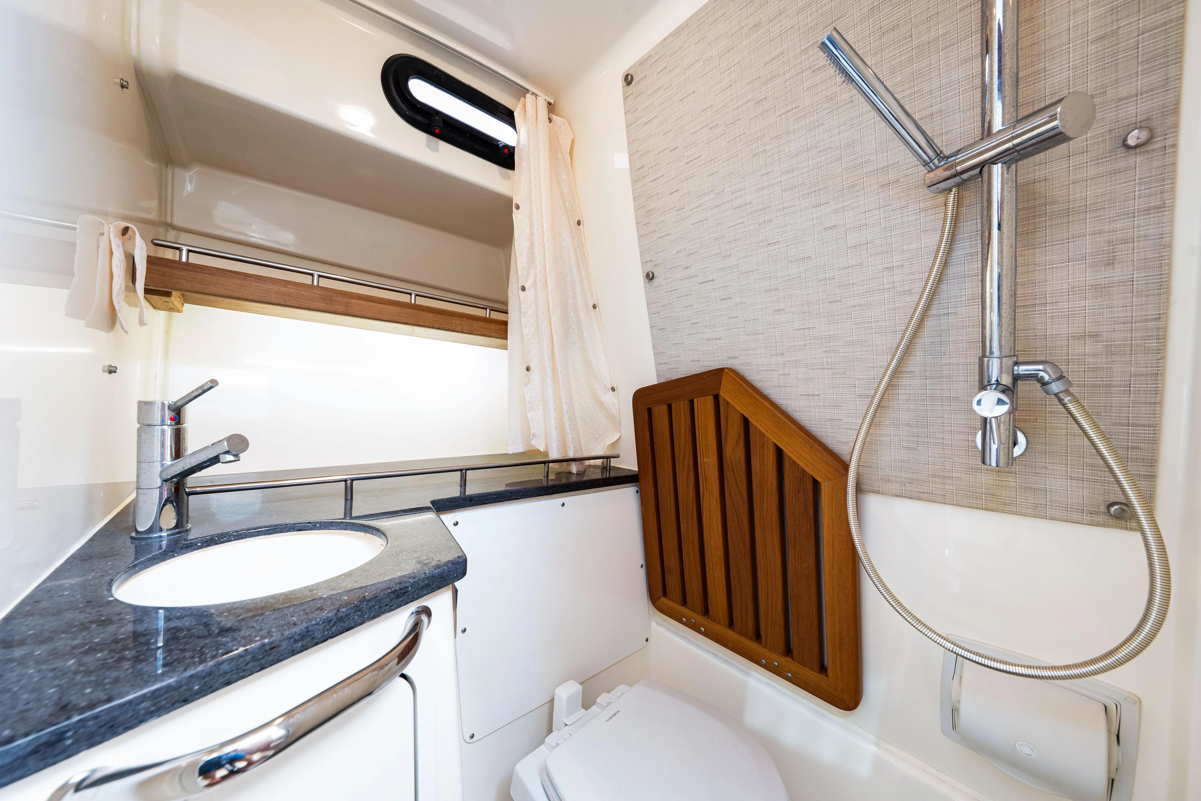 Our Trade Yacht Photos Pics 2019 Boston Whaler 350 Realm Head