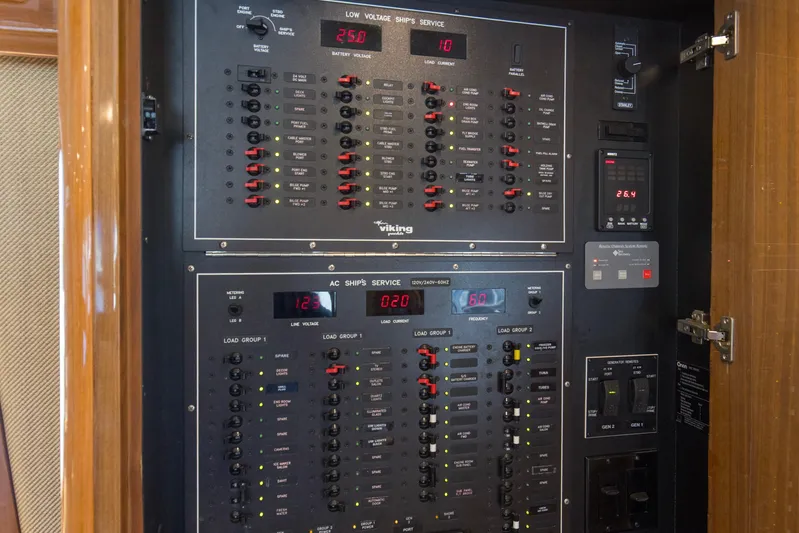 Reel Blues Yacht Photos Pics 2007 64 Viking Enclosed Bridge Reel Blues Panel