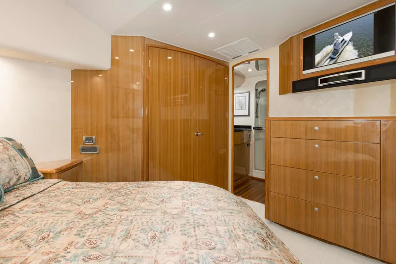 Reel Blues Yacht Photos Pics 2007 64 Viking Enclosed Bridge Reel Blues Primary Stateroom