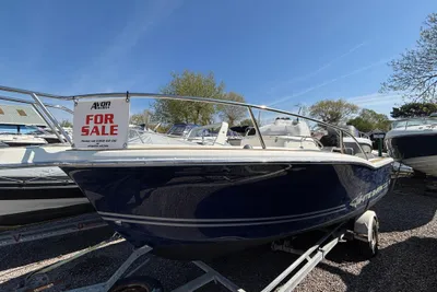 2007 White Shark 205