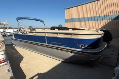 Regency SunTracker Party Barge