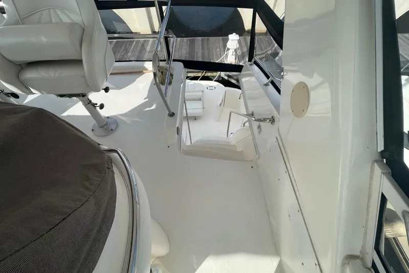 Double Kickback IV Yacht Photos Pics 1998 Sea Ray 480 Sedan Bridge interior with white seating and helm area.