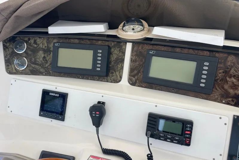 Double Kickback IV Yacht Photos Pics 1998 Sea Ray 480 Sedan Bridge dashboard with navigation instruments and communication devices.