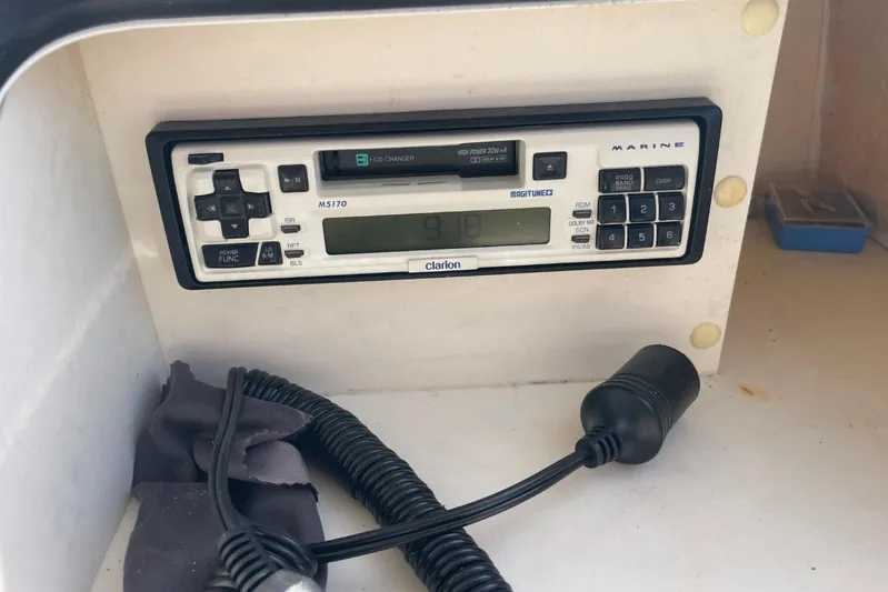 Double Kickback IV Yacht Photos Pics Marine radio system on 1998 Sea Ray 480 Sedan Bridge boat dashboard.