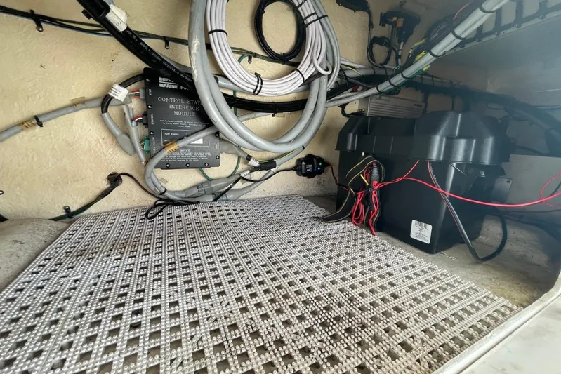 Double Kickback IV Yacht Photos Pics 1998 Sea Ray 480 Sedan Bridge engine room with wiring and control module.